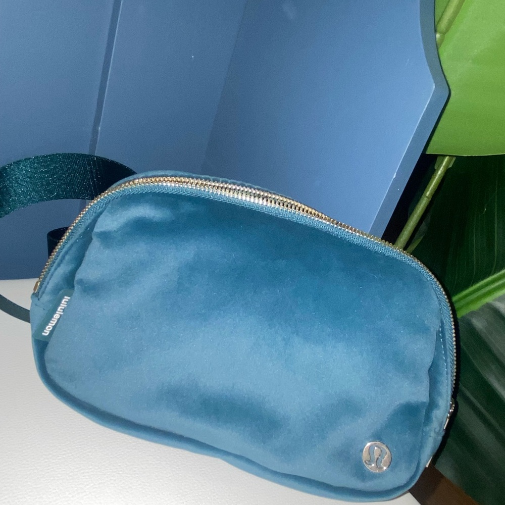 Lululemon Green Jasper Everywhere Velour Crossbody/Belt Bag with Gold‎ hardware